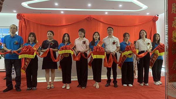 We vieren onze verhuizing naar een nieuw huis! Bedrijfs housewarming openings...